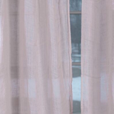 Firanka z różowego pranego lnu.
