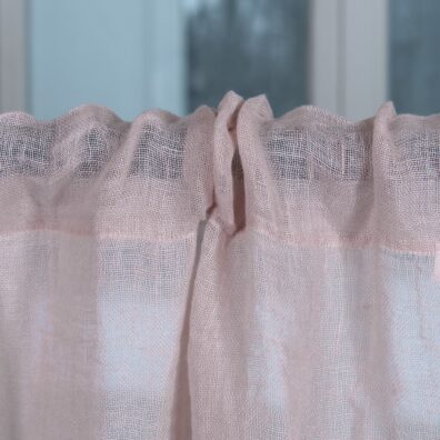 Leciutka lniana firanka.