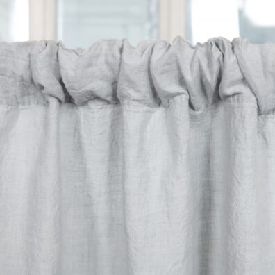 Jasnoszara zasłona z pranego lnu.