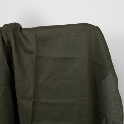 Ciemna zielona tkanina wytkana splotem Panama.