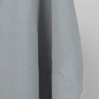 Niebiaskawy len w ażurowe prześwitujące paski.