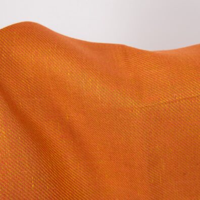 Tkanina wytkana z żółtej i pomarańczowej przędzy.
