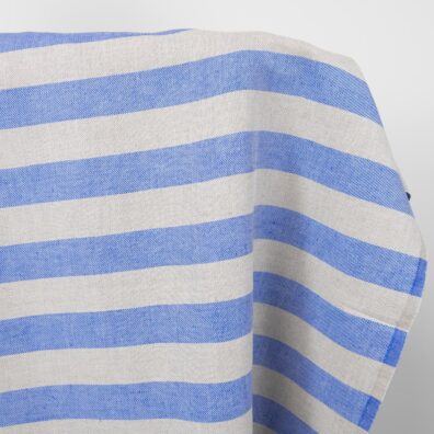 Niebiesko - szara tkanina wytkana splotem skośnym.