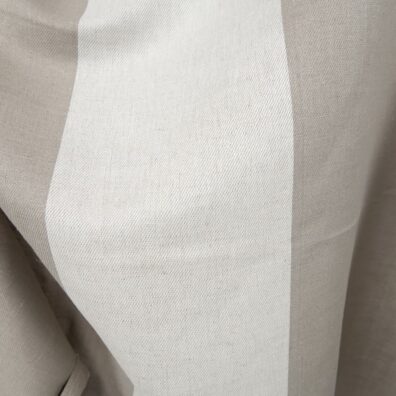 Tkanina wytkana z przędzy białej, piaskowej w szarość i niebarwionej.