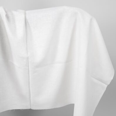 Tkanina mlecznobiała wytkana w jodełkę.