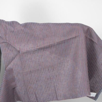 Lniana tkanina w paski szare i niebieskie.