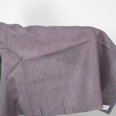 Lniana tkanina w paski szare i niebieskie.