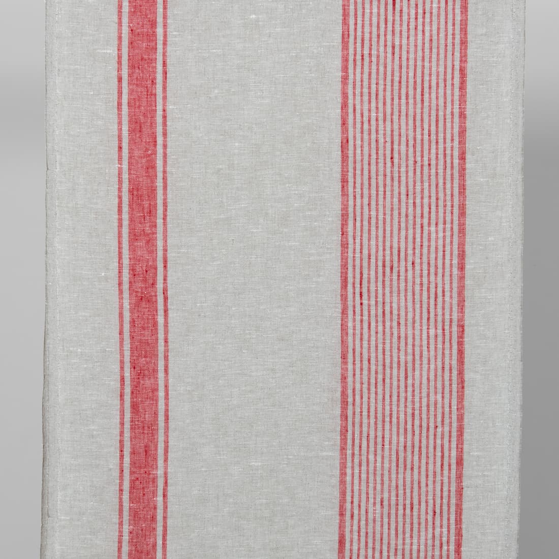 Szara tkanina ścierkowa w paski czerwone.