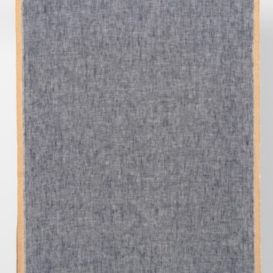 Tkanina ścierkowa granatowa z żółtym brzegiem.