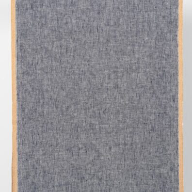 Tkanina ścierkowa granatowa z żółtym brzegiem.