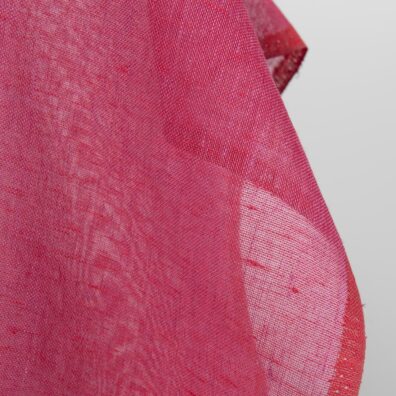 Przeźroczysta tkanina czerwono - różowy melanż.