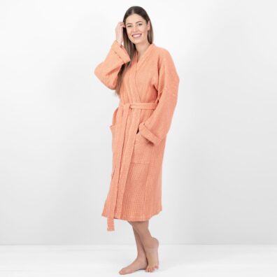 Brzoskwiniowy szlafrok z pranej tkaniny lniano - bawełnianej.