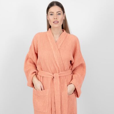 Brzoskwiniowy szlafrok. Pasek w talii.