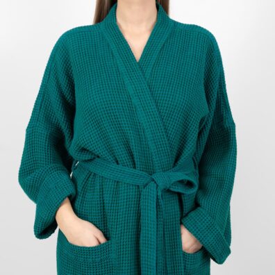 Szmaragdowy szlafrok z pranej tkaniny wytkanej splotem waflowym.