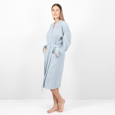 Jasny niebieskawy szlafrok z pranej tkaniny lniano - bawełnianej.