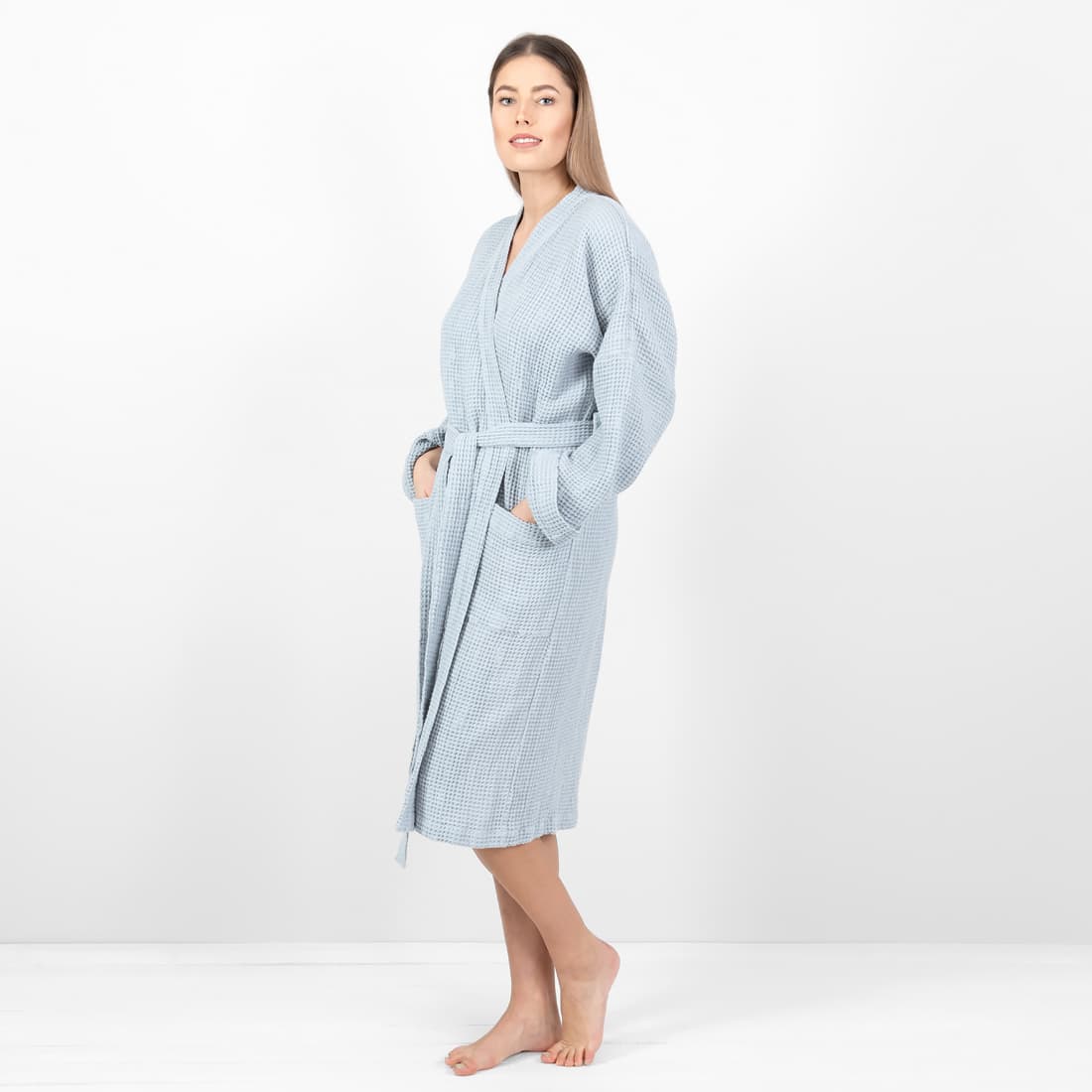 Jasny niebieskawy szlafrok z pranej tkaniny lniano - bawełnianej.