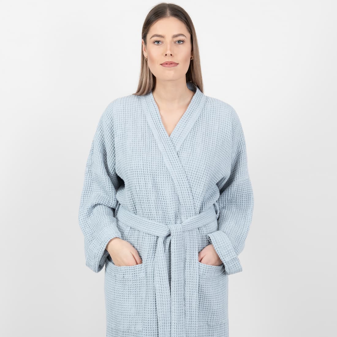 Jasny niebieskawy szlafrok. Pasek w talii.