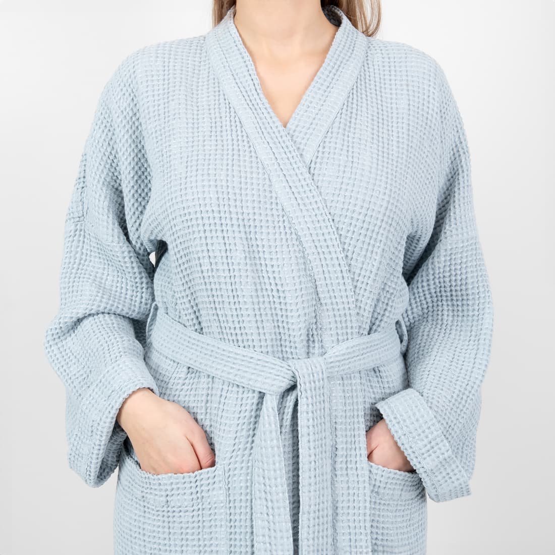 Jasny niebieskawy szlafrok z kieszeniami.