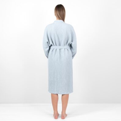 Jasny niebieskawy szlafrok. Widok z tyłu.