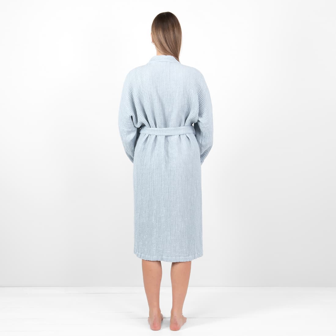 Jasny niebieskawy szlafrok. Widok z tyłu.