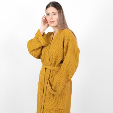 Musztardowy szlafrok z pranej tkaniny lniano - bawełnianej.