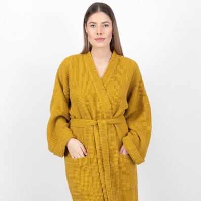Musztardowy szlafrok. Pasek w talii.