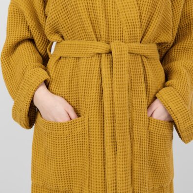 Musztardowy szlafrok z kieszeniami.