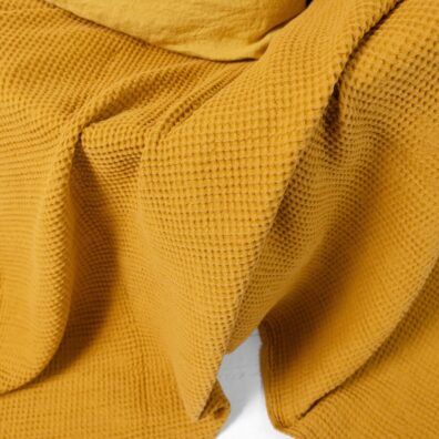 Pled wytkany z musztardowej (żółtej) przędzy.