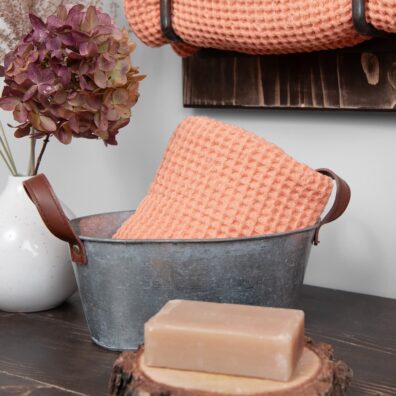 Mięciutki, przytulny ręcznik z dekatyzowanej tkaniny.