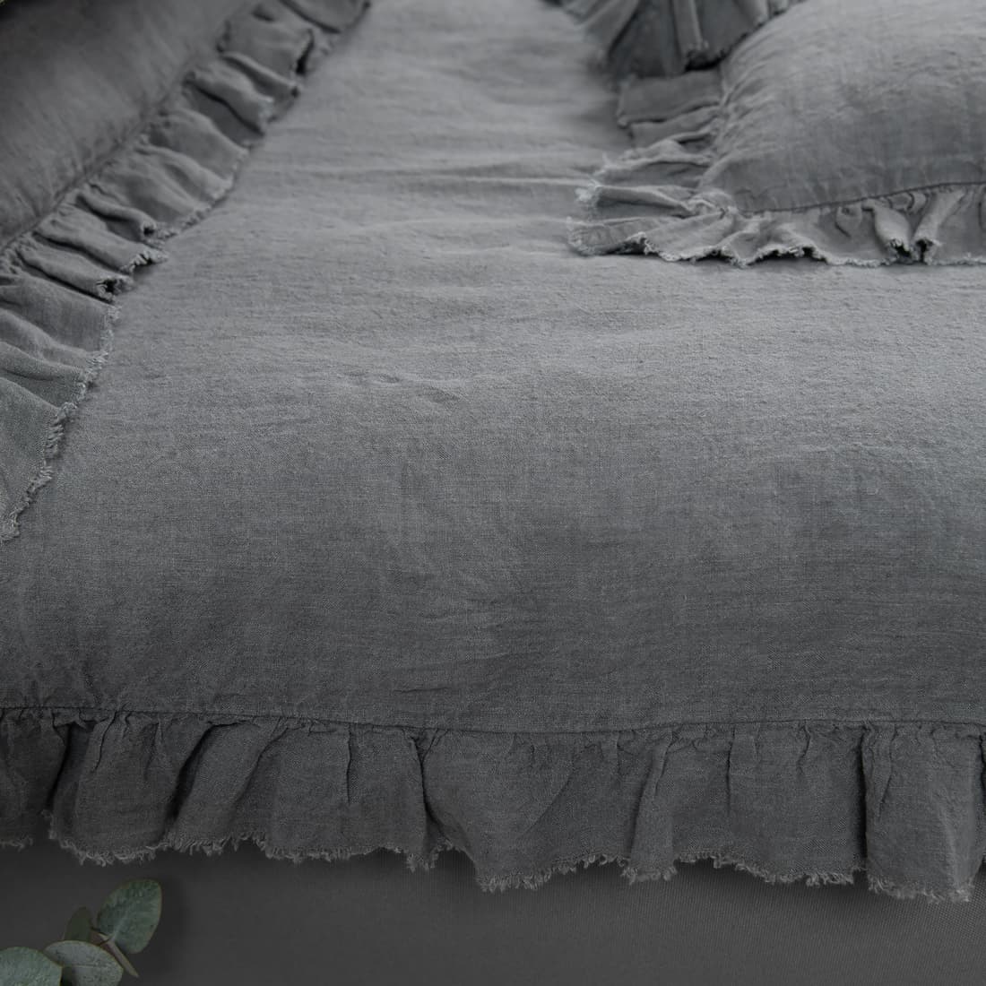 Komplet szarej pościeli z dekatyzowanego lnu 100%.