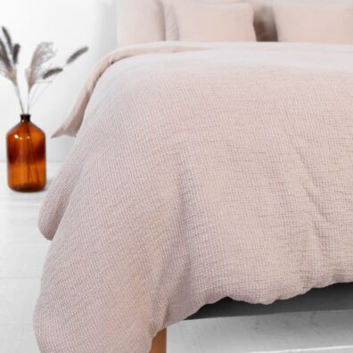 Jedna strona poszwy gładko wytkana, druga - splotem waflowym.