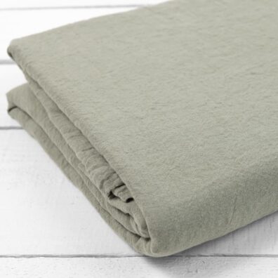 Zielone prześcieradło z dekatyzowanego lnu 100%.