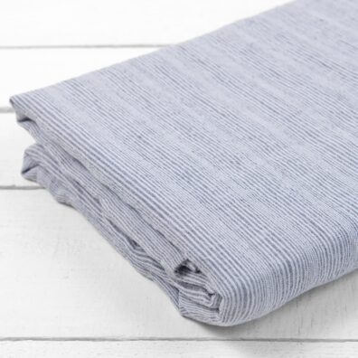 Pprześcieradło niebieskie w paski z dekatyzowanego lnu 100%.