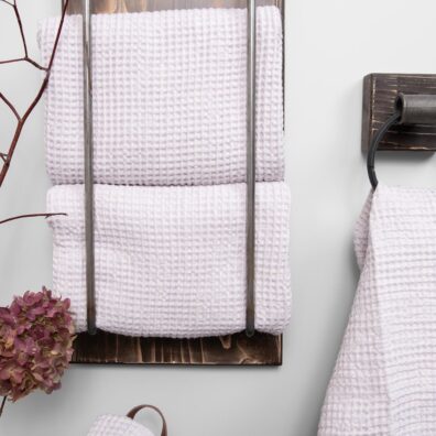 Ręcznik z pranej tkaniny wytkanej splotem waflowym.