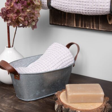 Ręcznik ze lnu i bawełny świetnie wchłania wilgoć, szybko schnie.