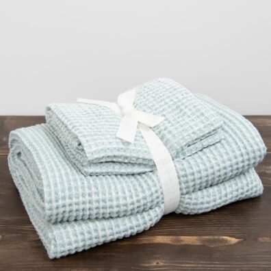 Komplet dwóch ręczników ozdobnie przewiązany wstążeczką.