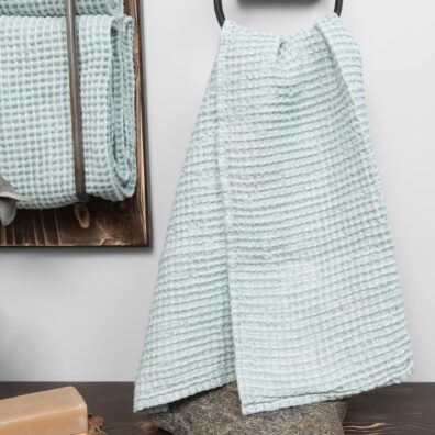 Ręcznik z pranej tkaniny wytkanej splotem waflowym.