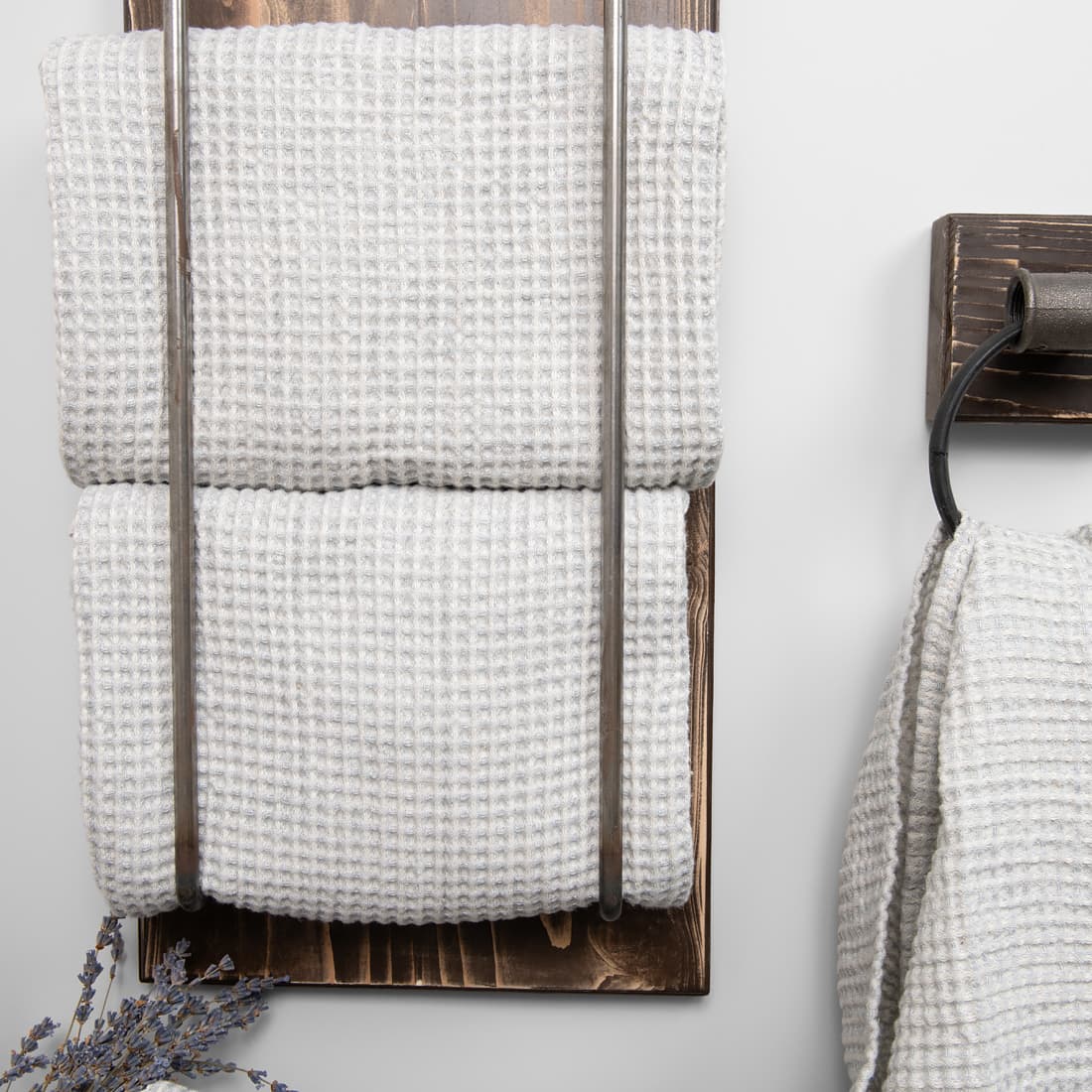 Ręcznik z pranej tkaniny wytkanej splotem waflowym.
