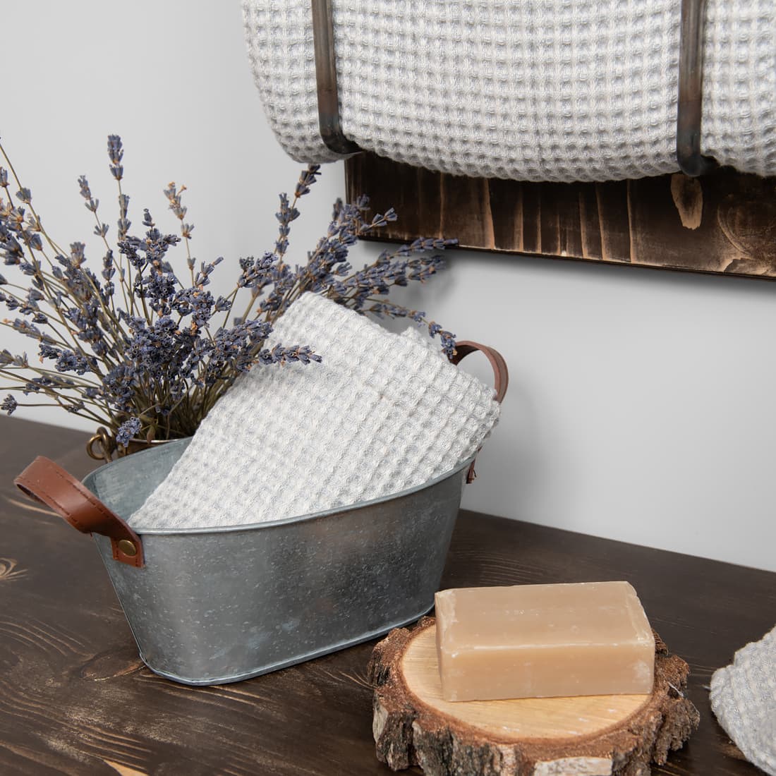 Ręcznik ze lnu i bawełny świetnie wchłania wilgoć, szybko schnie.