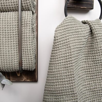 Ręcznik z pranej tkaniny wytkanej splotem waflowym.