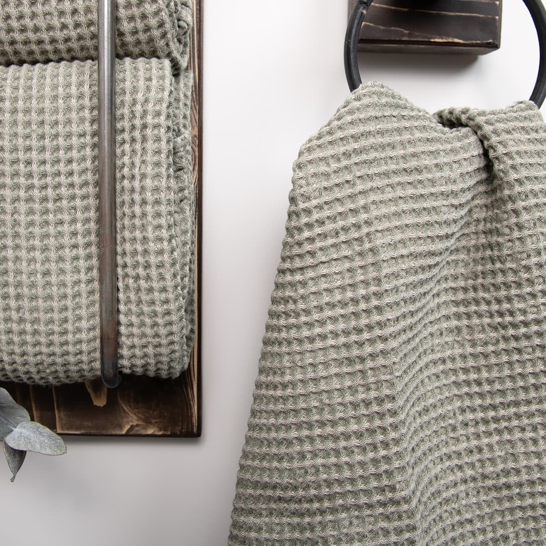 Ręcznik z pranej tkaniny wytkanej splotem waflowym.