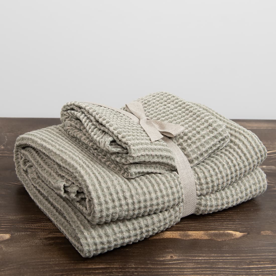 Komplet dwóch ręczników ozdobnie przewiązany wstążeczką.