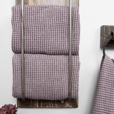 Ręcznik z pranej tkaniny wytkanej splotem waflowym.