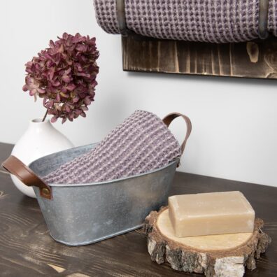 Ręcznik ze lnu i bawełny świetnie wchłania wilgoć, szybko schnie.