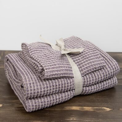 Komplet dwóch ręczników ozdobnie przewiązany wstążeczką.