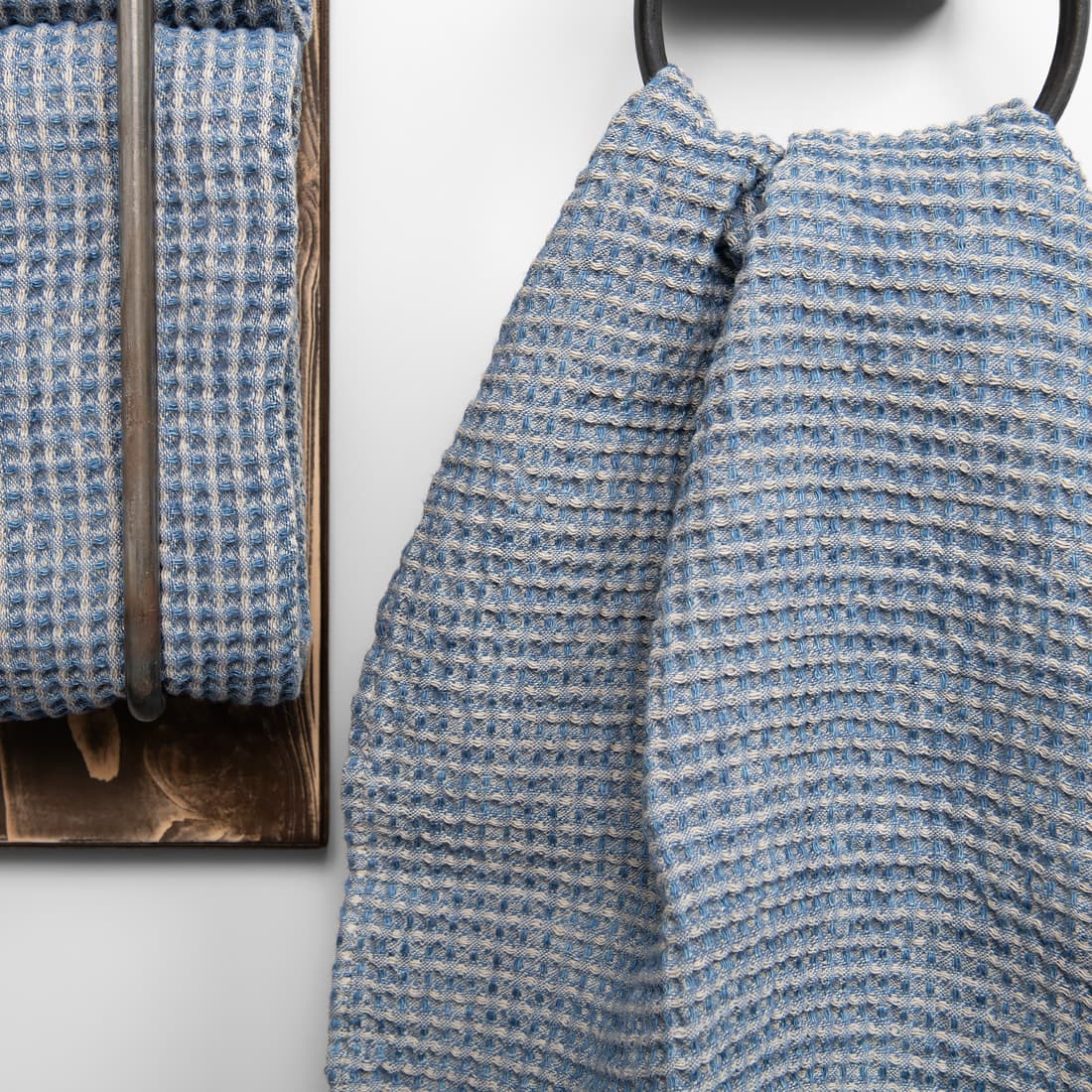 Ręcznik z pranej tkaniny wytkanej splotem waflowym.