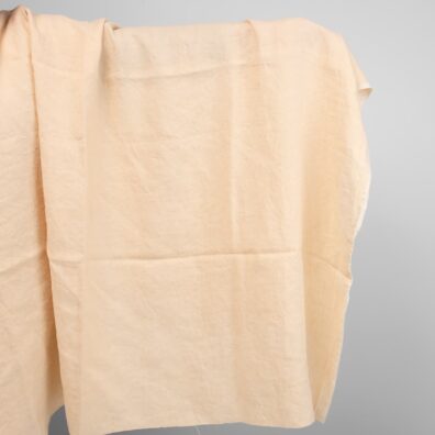 Prana leciutko żółtawa tkanina lniana.