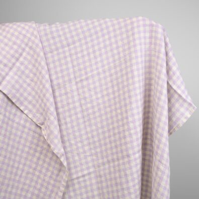 Prana tkanina lniana w liliową kratkę.