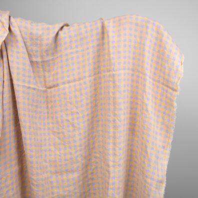 Prana tkanina lniana w liliową i żółtą kratkę.