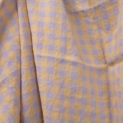 Tkanina wytkana z liliowej i żółtej w brąz przędzy.